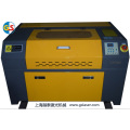 Fábrica de fornecimento de CO2 tubo de vidro mini máquina de gravura a laser (GS7050) com alta velocidade de corte